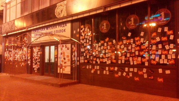 Скандальное кафе в Доме профсоюзов обклеили фото с Евромайдана