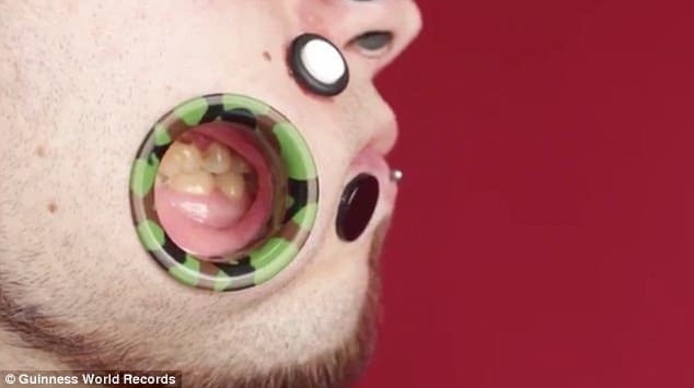 Нелепый рекорд: немец объяснил, зачем ему 11 дырок на лице