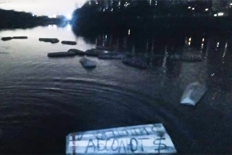В прямом смысле слова: в России на воду спустили гробы с банками