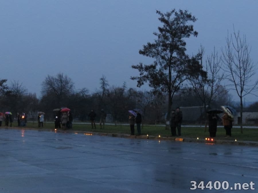 Герої не вмирають! На Рівненщині люди під дощем на колінах прощалися із загиблим воїном АТО. Фото і відеофакт