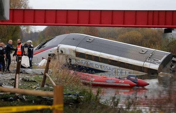 Нова трагедія: у Франції зійшов з рейок потяг, 5 жертв, десятки поранених. Фото і відеофакт