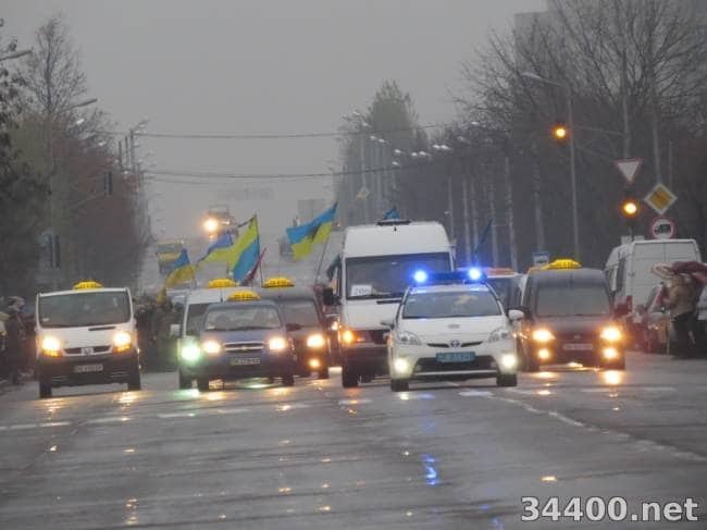 Герої не вмирають! На Рівненщині люди під дощем на колінах прощалися із загиблим воїном АТО. Фото і відеофакт