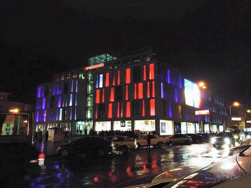 Здание в Днепропетровске подсветили в цветах французского флага