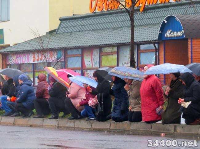 Герої не вмирають! На Рівненщині люди під дощем на колінах прощалися із загиблим воїном АТО. Фото і відеофакт