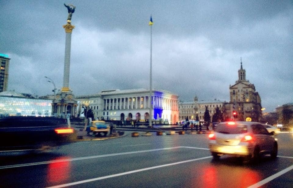 #PrayForParis: у Києві на Майдані "запалили" будівлю кольорами прапора Франції. Фотофакт