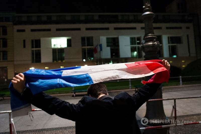 Мир поддержал Париж: флагами Франции украсили здания, люди несли цветы