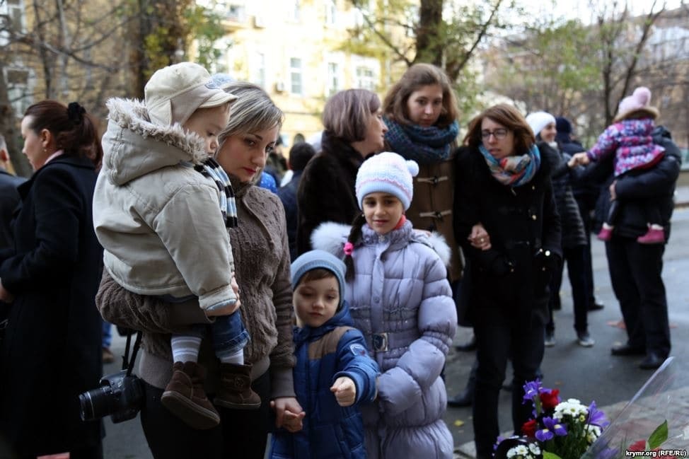 Кримські татари принесли квіти до посольства Франції в Києві: опубліковані фото