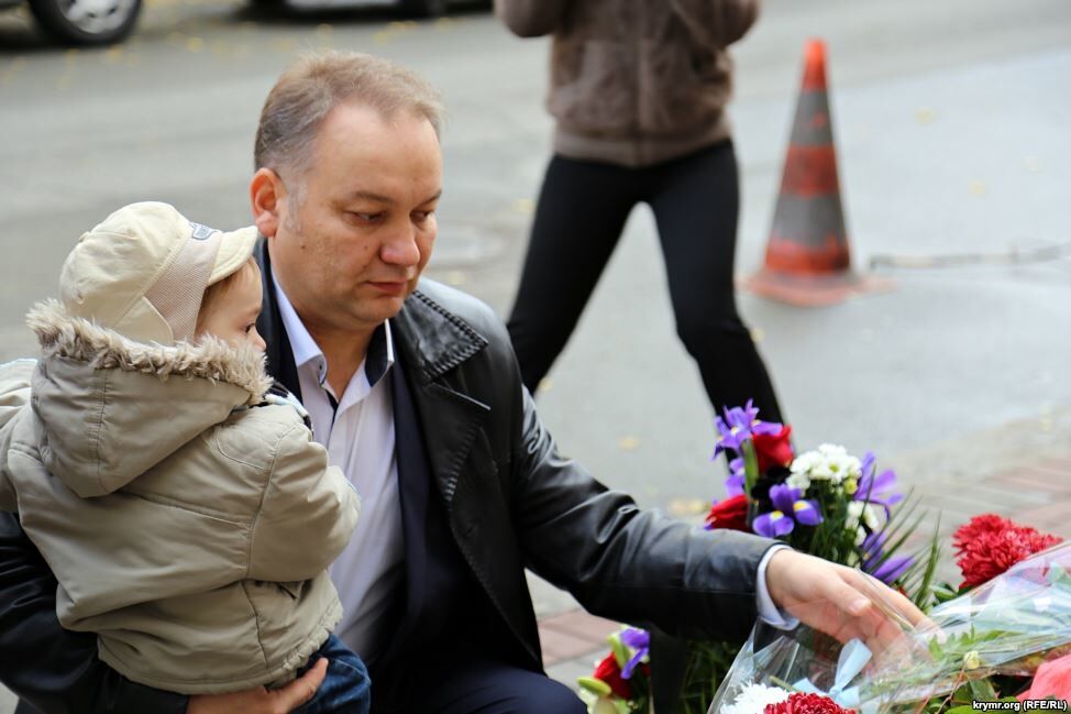 Кримські татари принесли квіти до посольства Франції в Києві: опубліковані фото