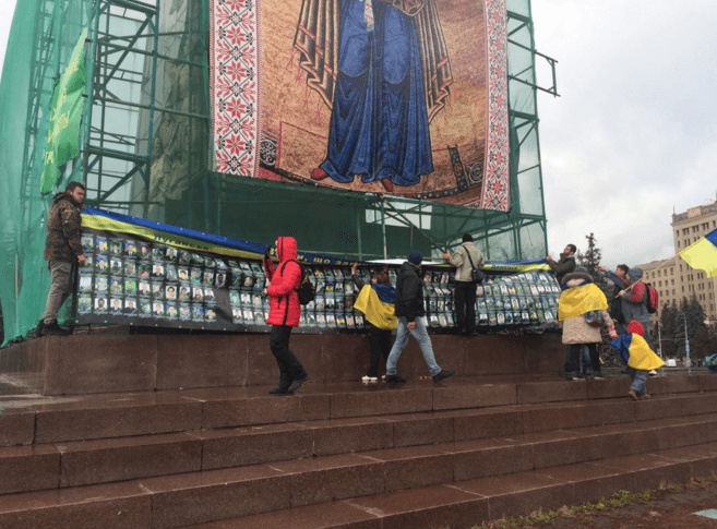 В Харькове на месте памятника Ленину появились фото погибших бойцов АТО: опубликованы фото
