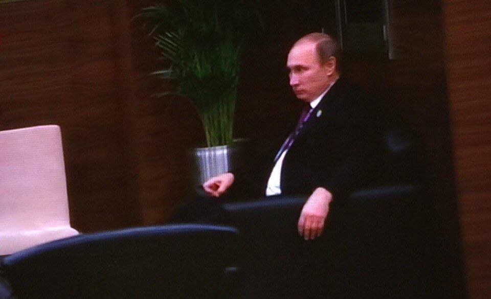 Примостились в уголке: Обама с Путиным переговорили в холле G20. Видеофакт