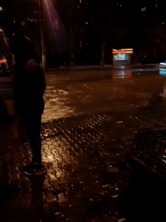 По коліно: сильна злива затопила Маріуполь, опубліковані фото