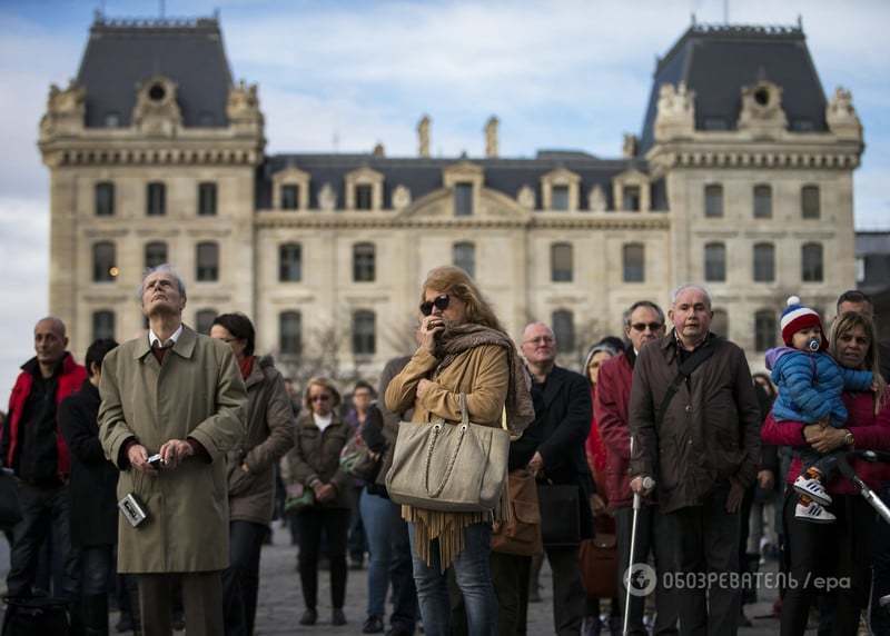 Безмолвная скорбь: фоторепортаж с минуты молчания в Париже
