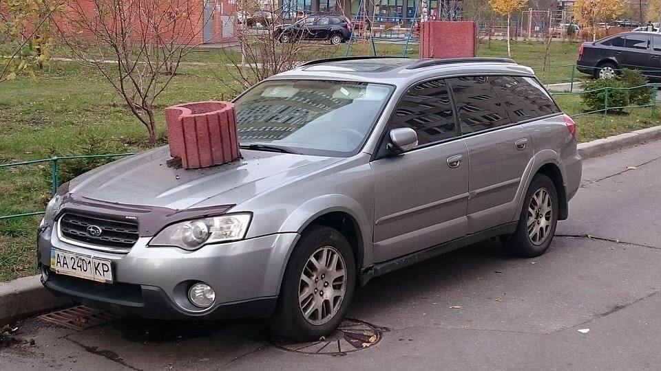 У Києві "героя парковки" покарали за допомогою бетонного квітника: фотофакт