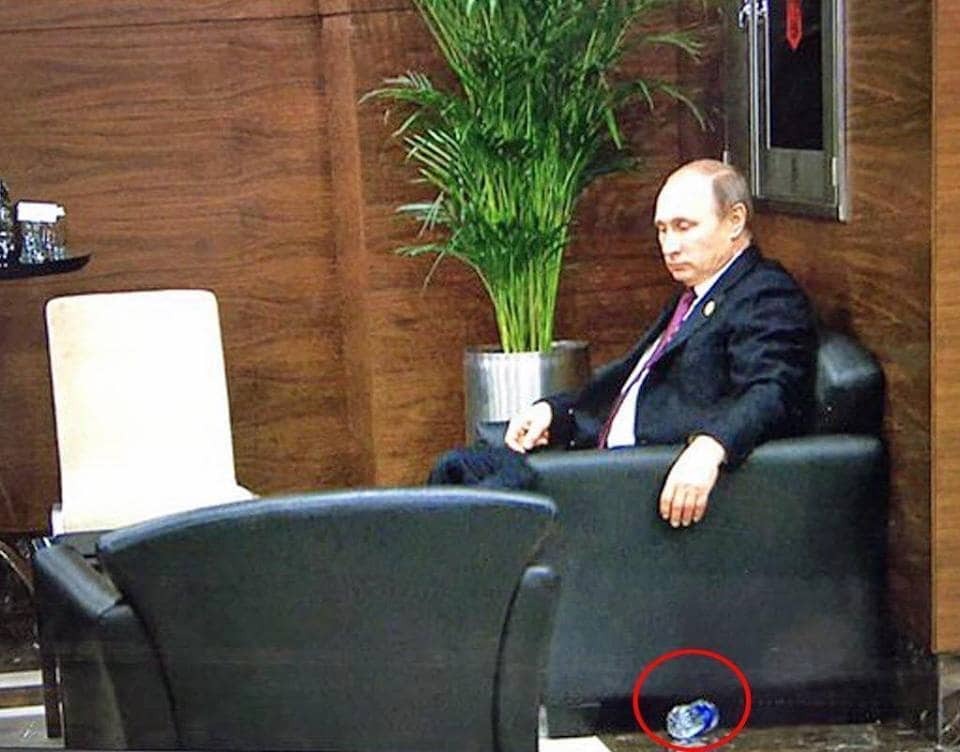 "Послали на йух": соцмережі підірвало фото сумного Путіна з пластиковою пляшкою
