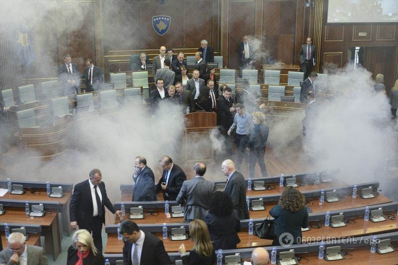 Почти как в Украине: в парламенте Косово депутаты распылили слезоточивый газ
