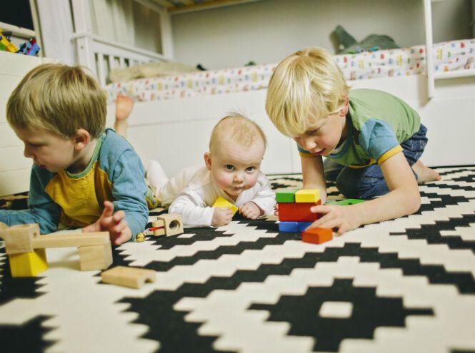 Как превратить обычную комнату в уютную детскую: 10 идей