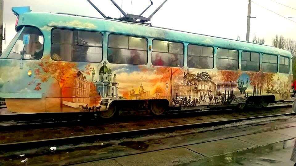 Не муралами едиными: в Киеве заметили креативно оформленный трамвай