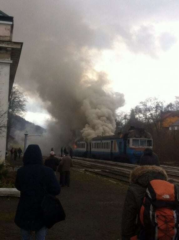 На Ивано-Франковщине загорелся пассажирский поезд: фотофакт