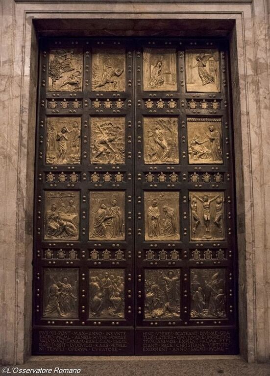 У Римі почали зламувати "Святі двері". Опубліковані фото