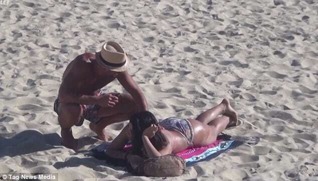 Девушка в бикини находчиво разыграла похотливых мужчин на пляже: видео