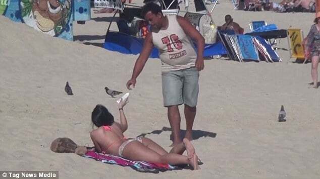 Девушка в бикини находчиво разыграла похотливых мужчин на пляже: видео