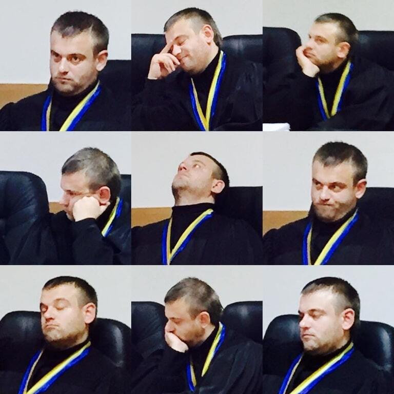Соцмережа запалили фото емоційного судді, що слухав свідчення ГРУшники