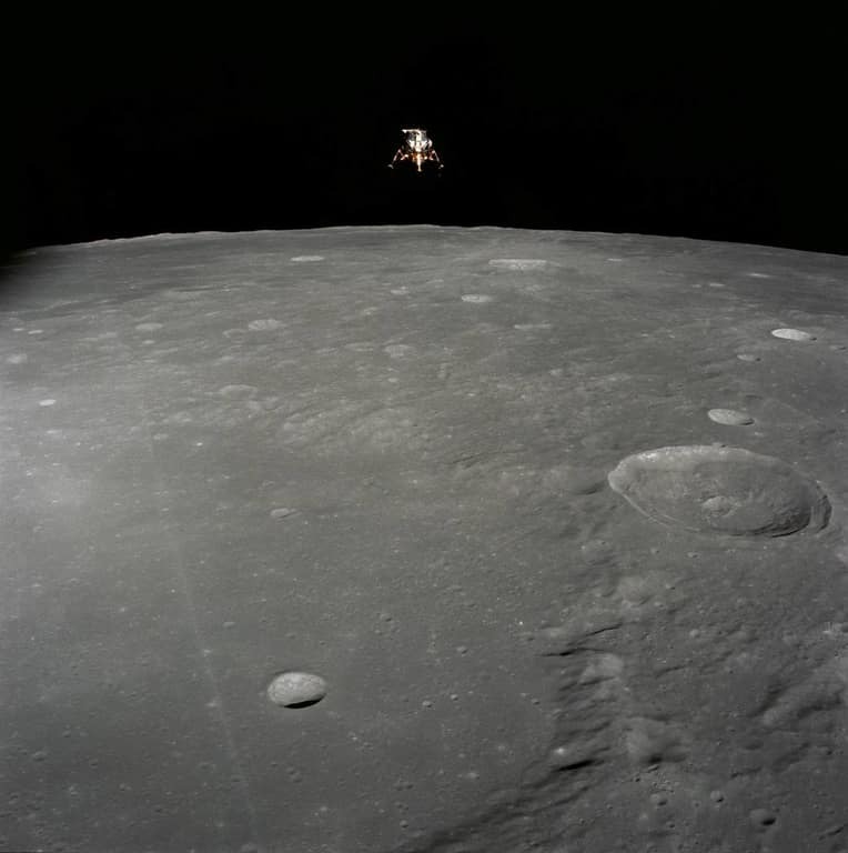 NASA опубликовало редкое фото второй высадки человека на Луну