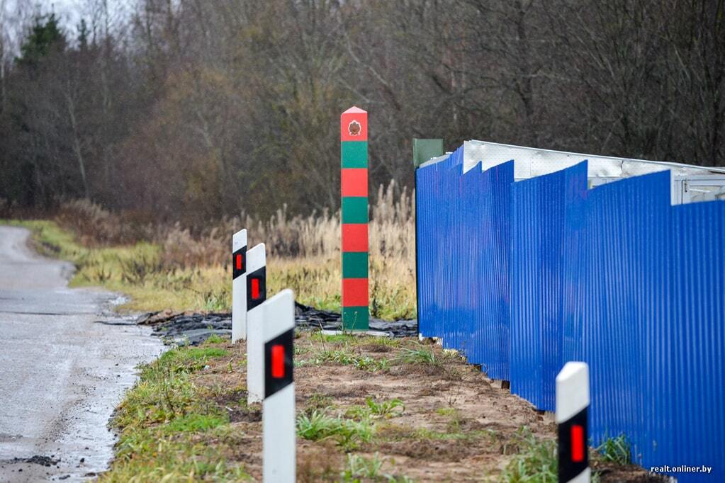 Білорус вибудував на дачі восьмиметрового сфінкса