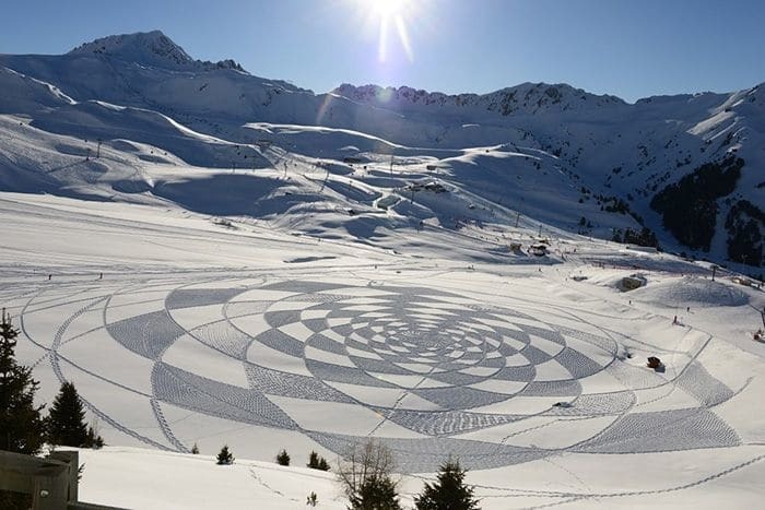 Гигантские узоры на снегу: художник создал шедевр в Сибири