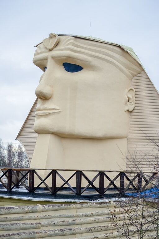 Белорус выстроил на даче восьмиметрового сфинкса