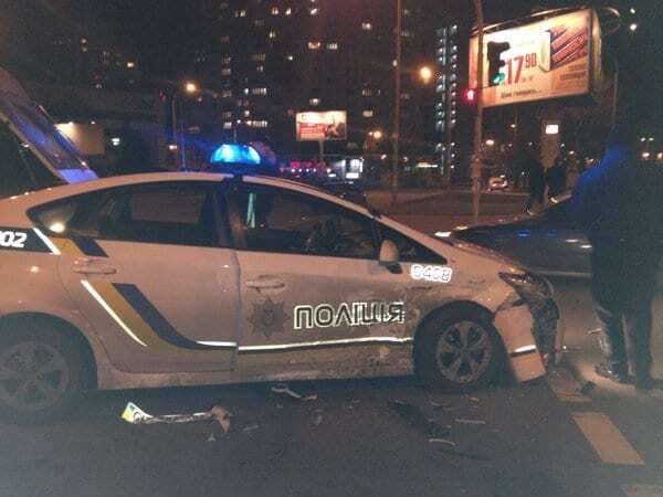 В Киеве ночью авто полиции попало в ДТП: опубликованы фото