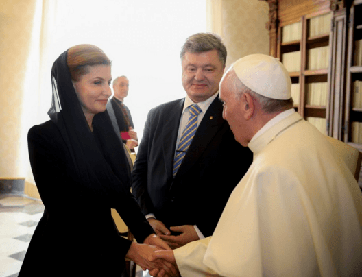 На дворце Папы в Ватикане появился флаг Украины: фотофакт