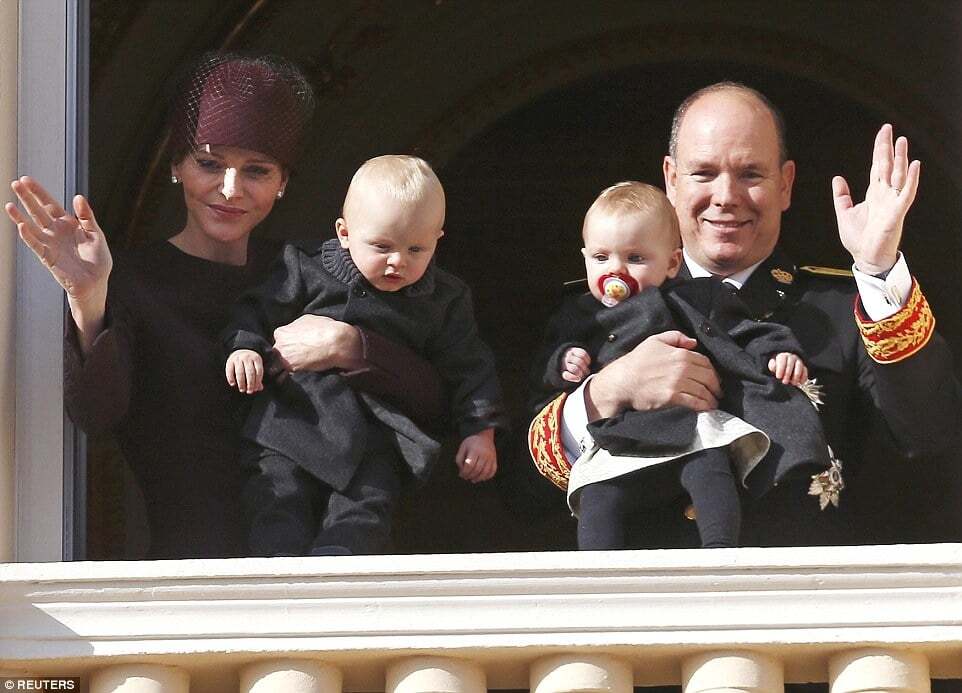 Ангелы королевства Монако: принц Альберт показал подросших близнецов 