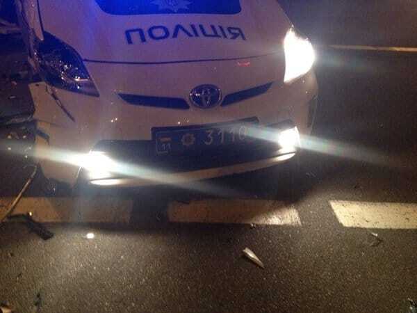 У Києві вночі авто поліції потрапило у ДТП: опубліковані фото
