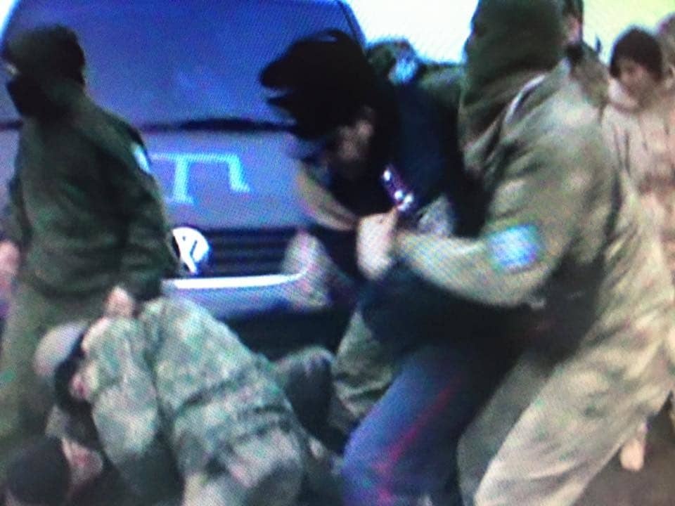 Участник блокады Крыма ударил ножом полицейского - Кива