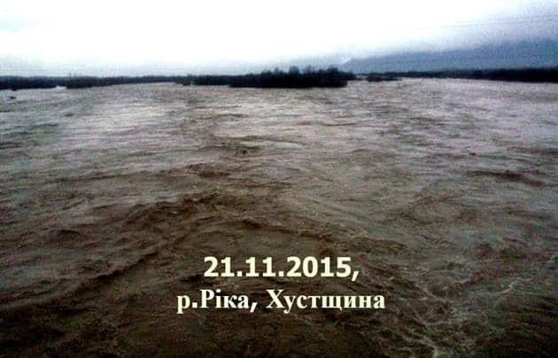 Потоп на Закарпатті: селеві потоки і зсуви заблокували рух транспорту