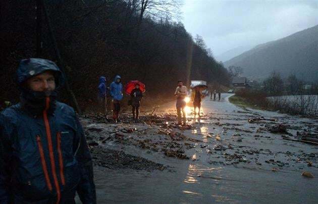 Потоп на Закарпатті: селеві потоки і зсуви заблокували рух транспорту