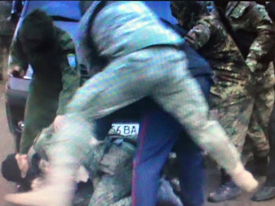 Учасник блокади Криму вдарив ножем поліцейського - Ківа