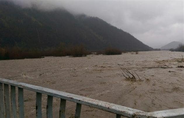 Потоп на Закарпатті: селеві потоки і зсуви заблокували рух транспорту