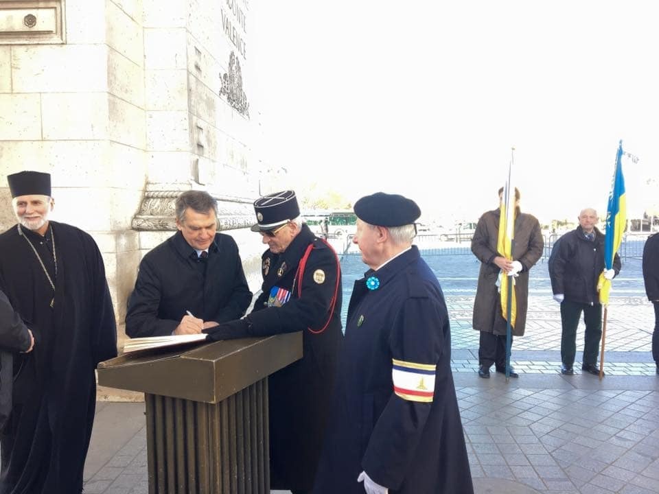 В Париже украинцы почтили память жертв Голодомора и героев Небесной сотни: опубликованы фото