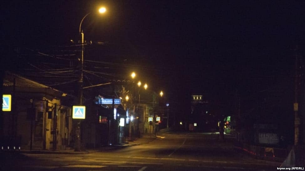 Жизнь без света в конце тоннеля: фоторепортаж из блокадного Крыма