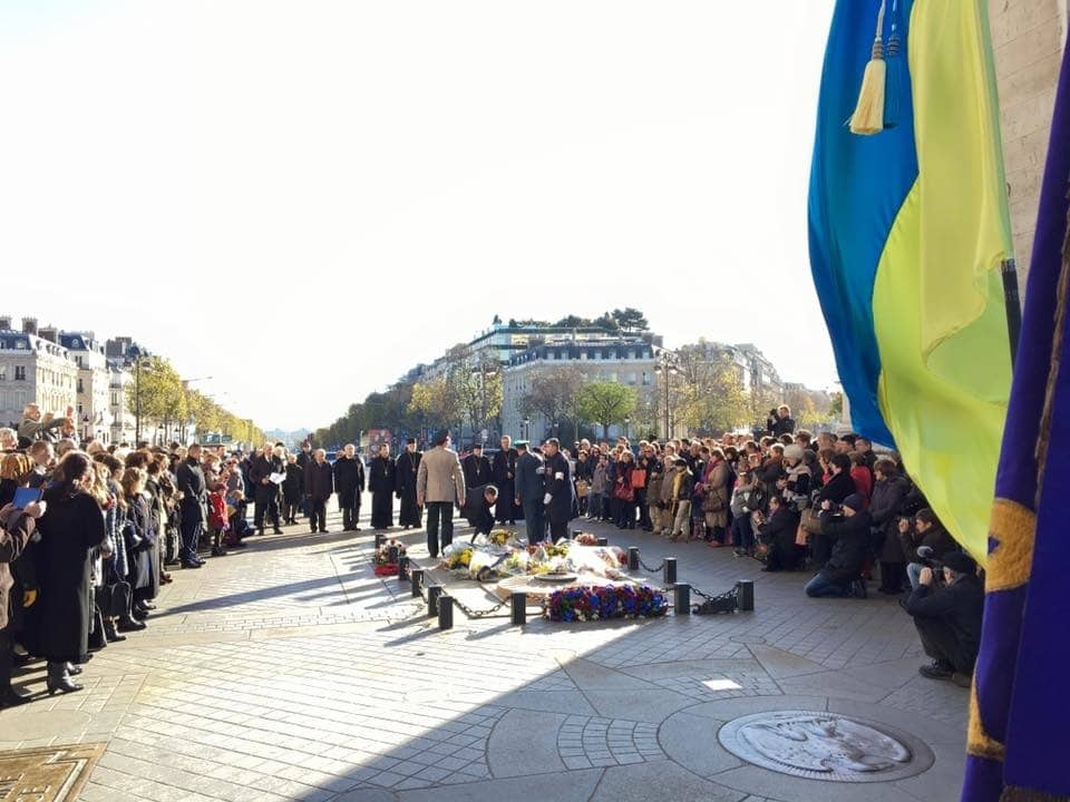В Париже украинцы почтили память жертв Голодомора и героев Небесной сотни: опубликованы фото