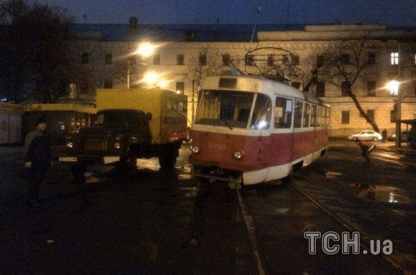 В Киеве трамвай "потерял" собственные колеса: опубликованы фото
