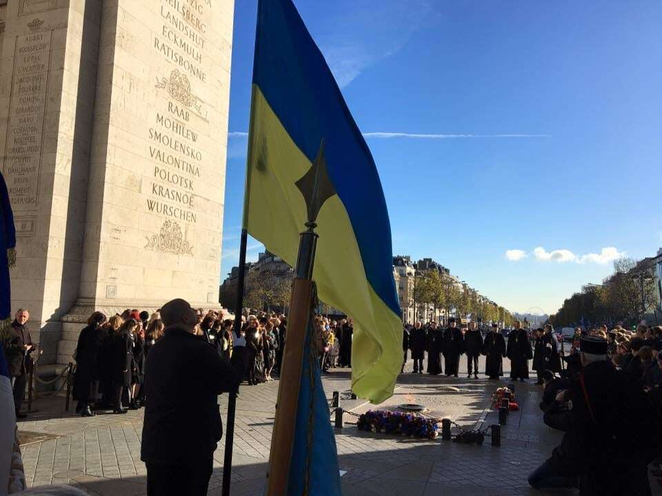 В Париже украинцы почтили память жертв Голодомора и героев Небесной сотни: опубликованы фото