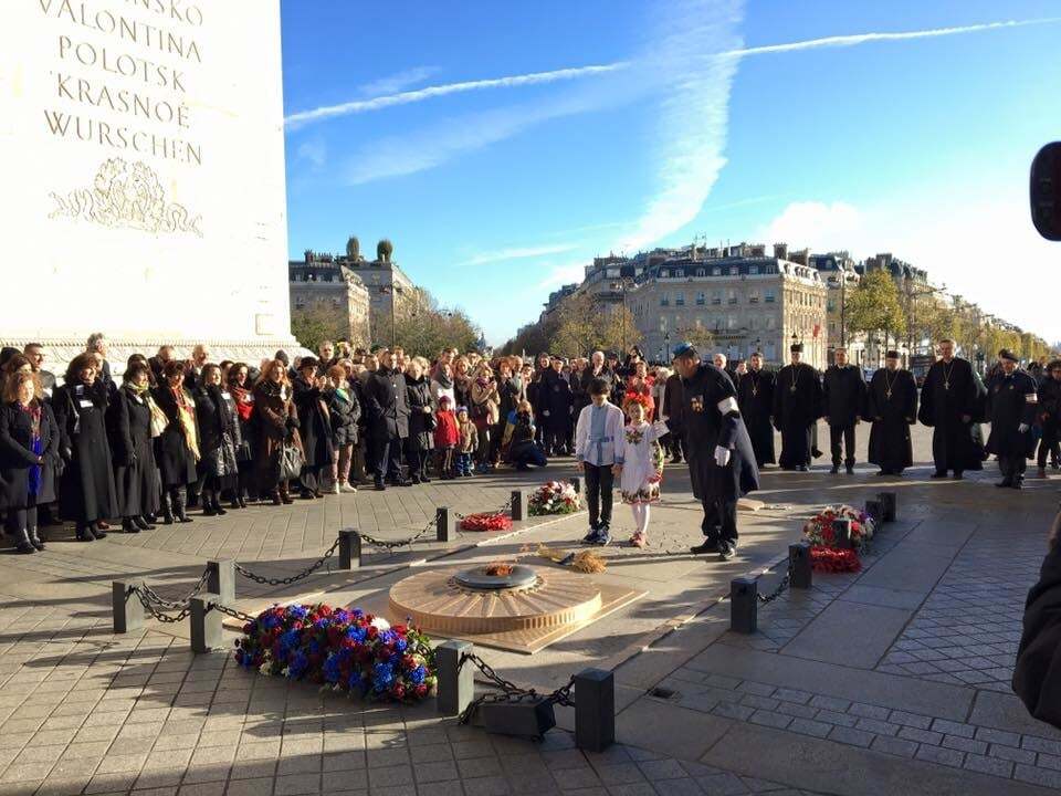 У Парижі українці вшанували пам'ять жертв Голодомору та героїв Небесної сотні: опубліковані фото