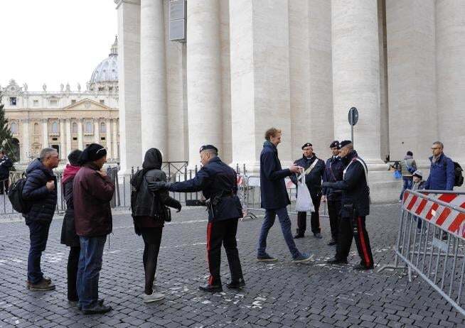 Все серьезно: в Риме из-за террористов перекрыли Площадь Святого Петра. Фоторепортаж