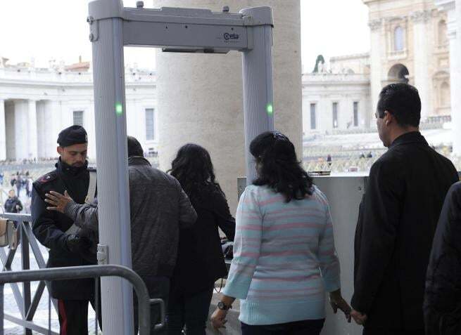 Все серьезно: в Риме из-за террористов перекрыли Площадь Святого Петра. Фоторепортаж