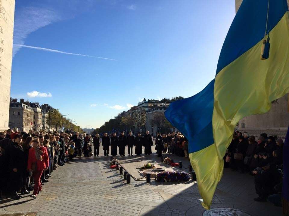 У Парижі українці вшанували пам'ять жертв Голодомору та героїв Небесної сотні: опубліковані фото