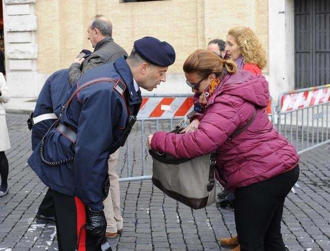 Все серьезно: в Риме из-за террористов перекрыли Площадь Святого Петра. Фоторепортаж