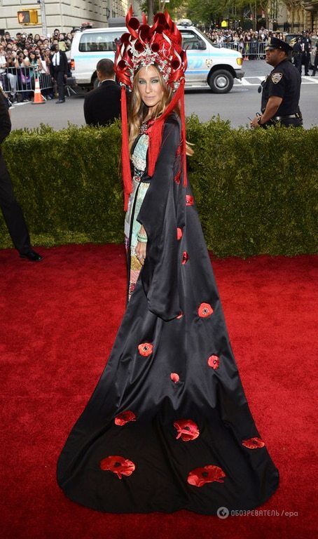 Топ-10 нарядов звезд Голливуда, которые поразили публику в 2015 году